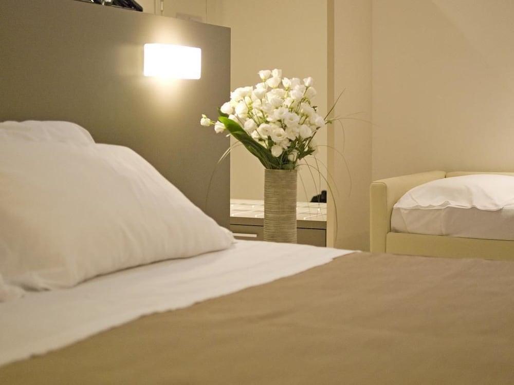 Hotel Cube Room