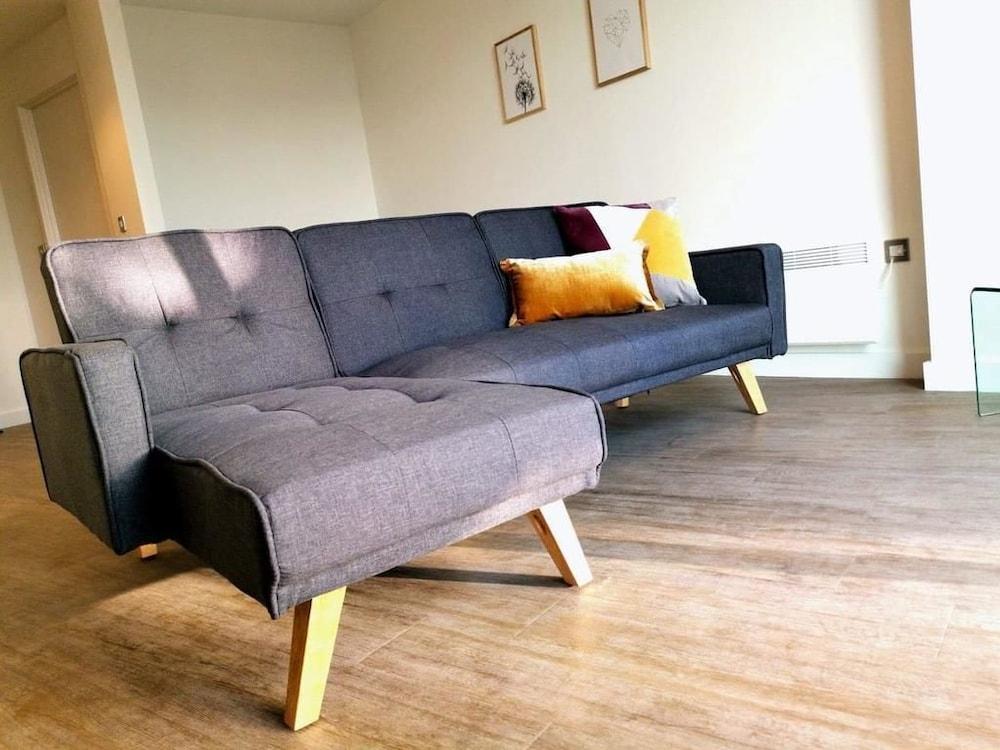 A Modern Studio With Great City Views - 17th Floor, City Views & 2 Minutes to Canal Living Area