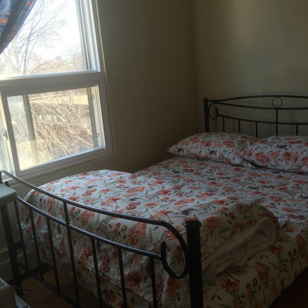University Apartment - Campus Accommodation Room
