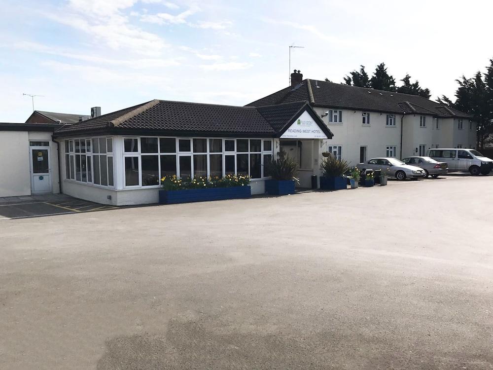 Flexistay Reading West Aparthotel Hotel Front