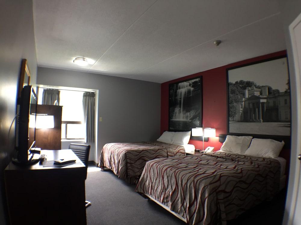 Super 8 by Wyndham Mt Hope Hamilton Intl Arpt ON Room