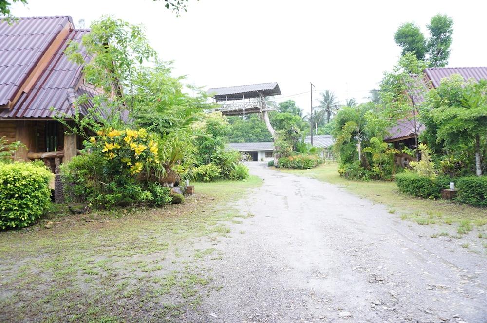 Daranee Resort Property Grounds