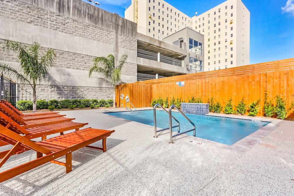 5BR with Pool - Great for Families - Near Everything Outdoor Pool
