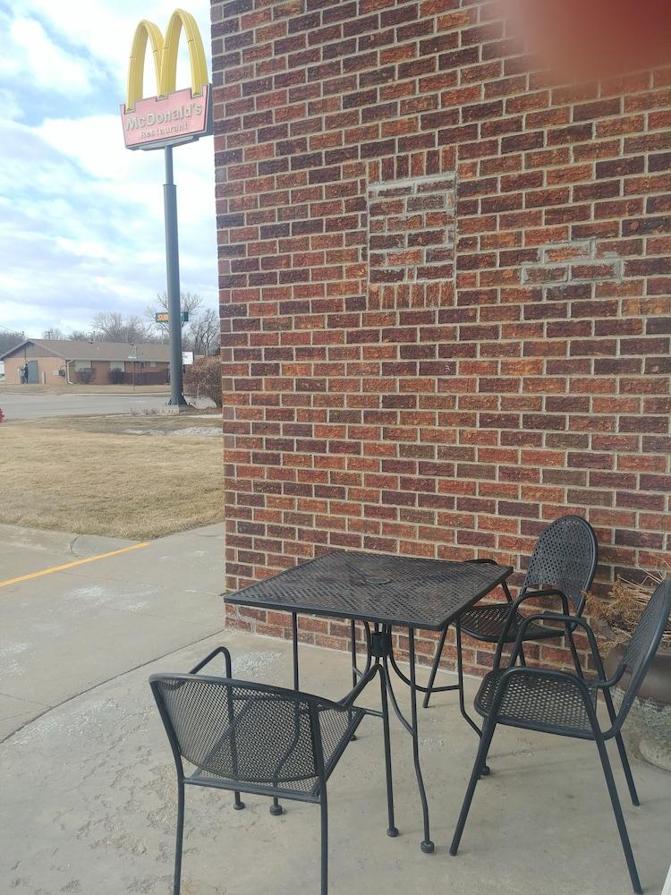 Boarders Inn & Suites by Cobblestone Hotels – Broken Bow Exterior