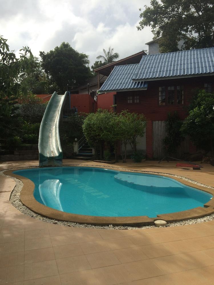 Tharathip Resort Pool