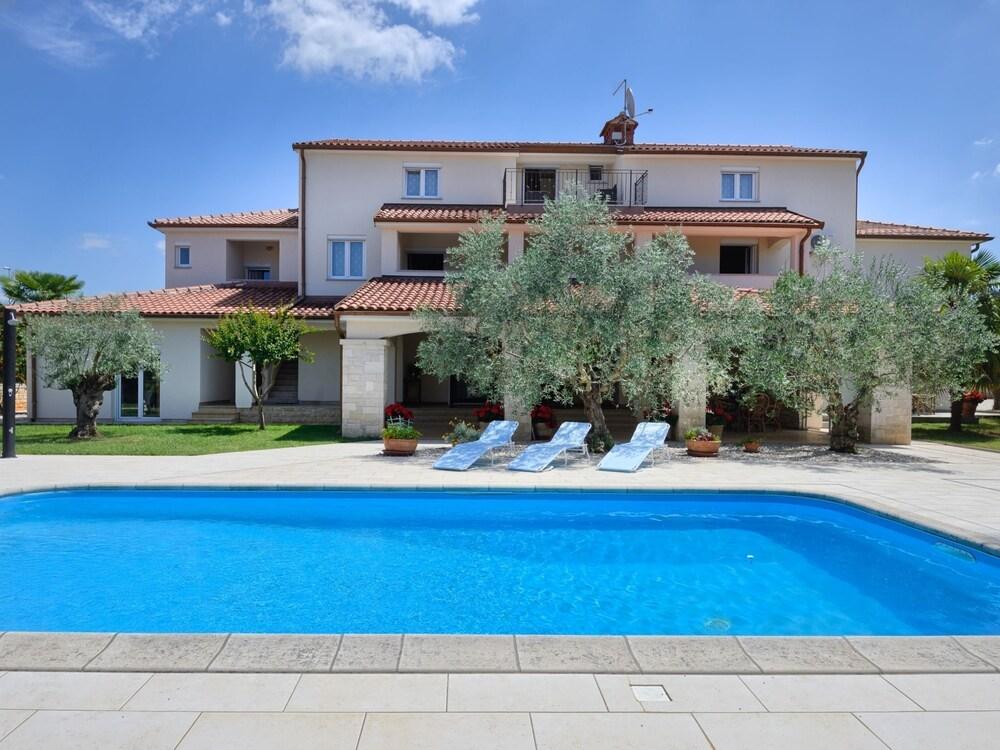 Modern two Bedrooms Apartment With Shared Pool Exterior