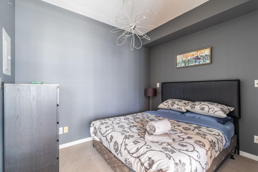 Newly Designed 1BR Executive Suite Great Location Room