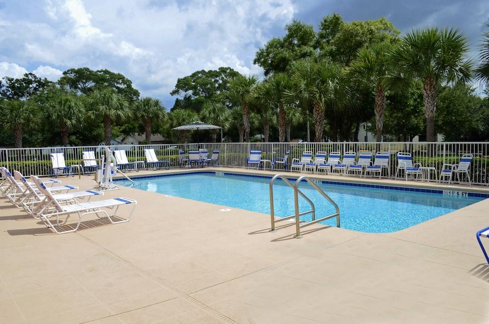 كومفرت إن سانت بيترزبرج نورث حمام سباحة مكشوف