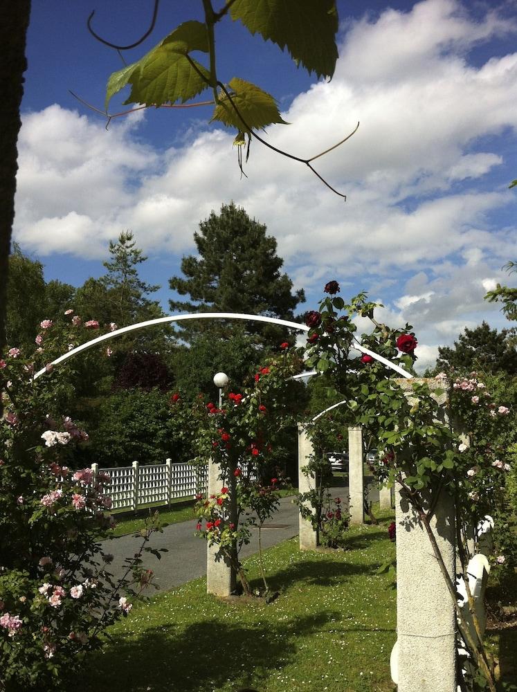 Au Week-End Exterior