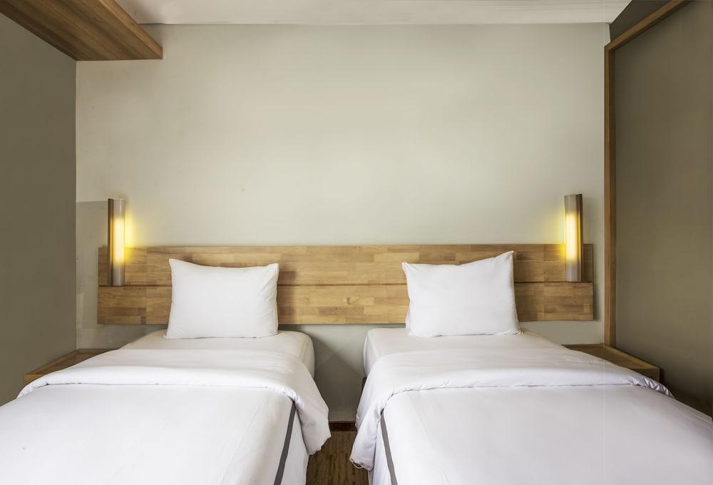 Up-Peak Hotel Simpang Lima Semarang Powered by Archipelago Room