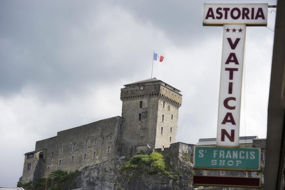 ذي أوريجينالز سيتي، هوتل أستوريا فاتيكان، لورد المنطقة الخارجية