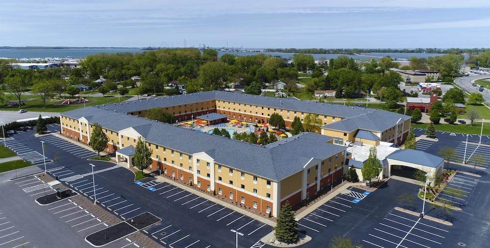 Cedar Point's Express Hotel Property Grounds