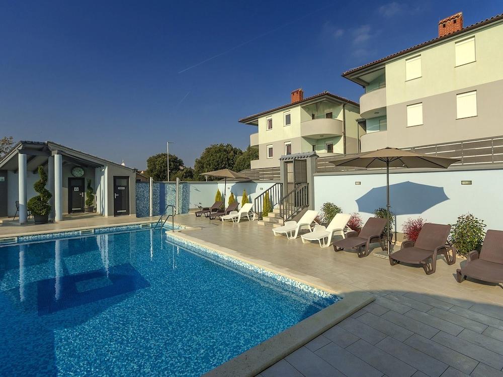 Well Maintained Apartment With Shared Pool With Children's Pool Near the Beach