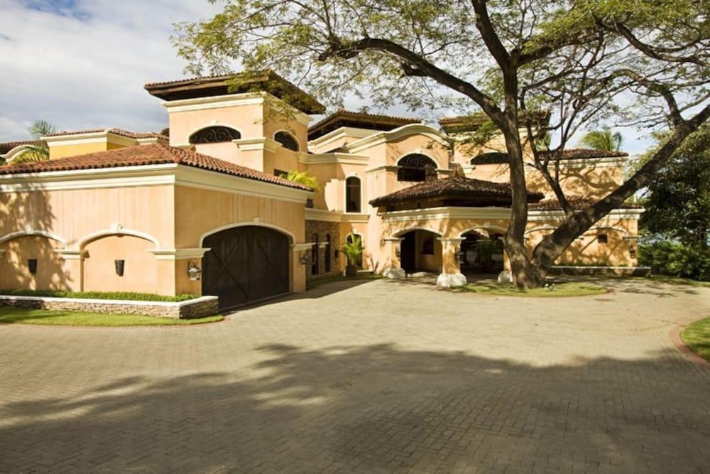 Luxurious Beachfront Mansion with a Stunning Infinity Pool in Playa Flamingo Exterior