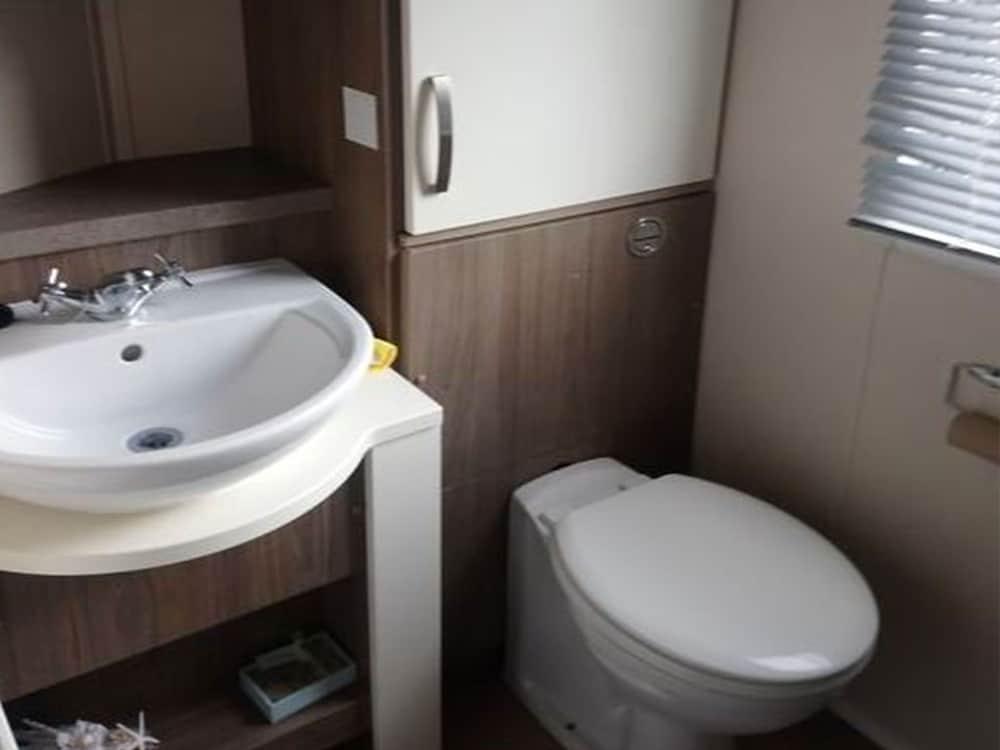Quaint Holiday Home in Hastings With Patio Bathroom