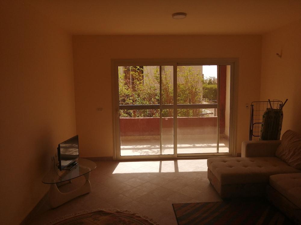 شقة جديد بالغردقة من غرفتي نوم في كومباوند كاماريا منطقة المعيشة