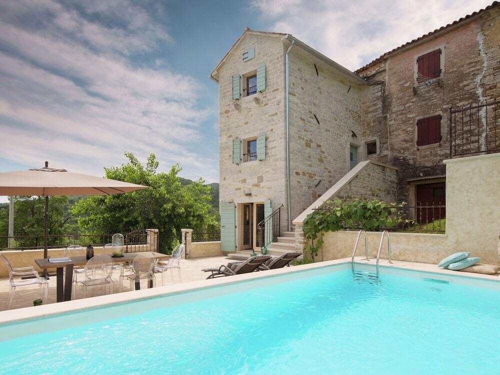 فيلا ويذ برايفت بول، تيراس، باربيكو، فيوز، إن بيكتر سكوي فيليدج المنطقة الخارجية