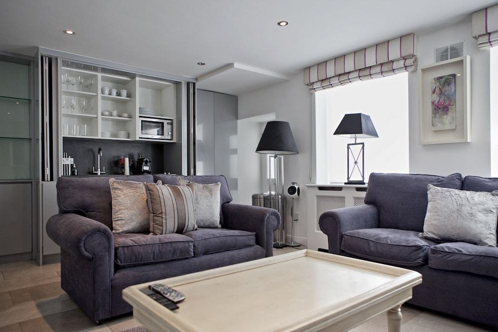 The Colin Farrell suite - hiphipstay Room