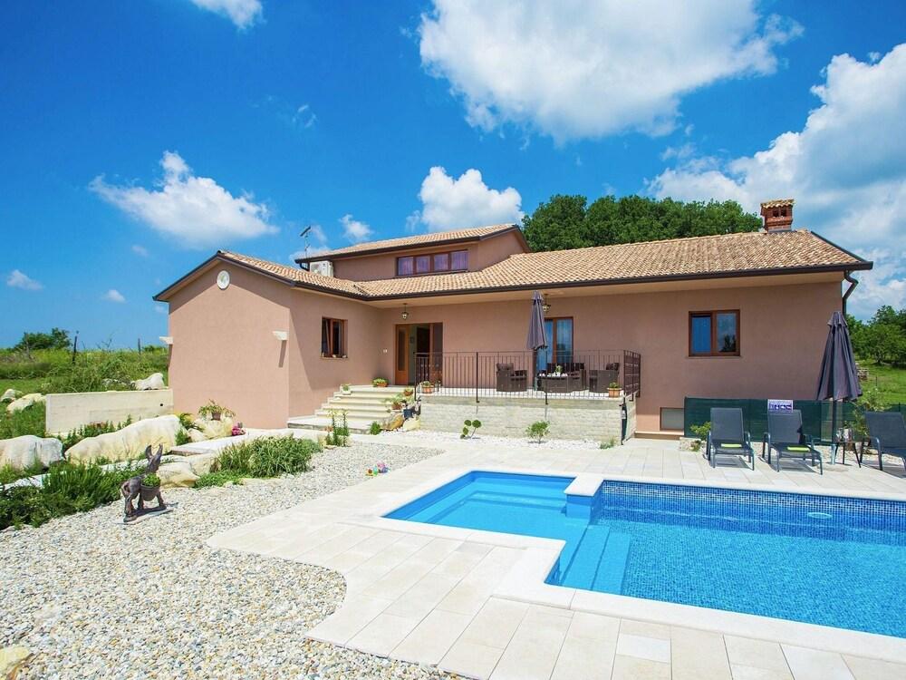 Spacious Villa With Private Swimming Pool in Motovun Exterior