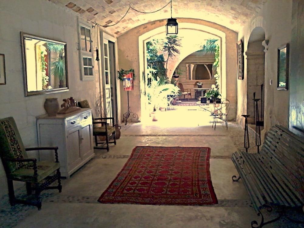 Rue du Château Interior Entrance