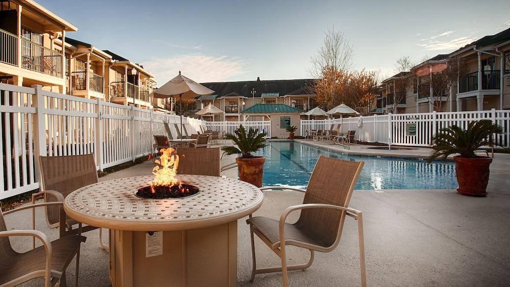 ريتشموند إن آند سويتس ترايدمارك كوليكشن باي ويندام حمام سباحة مكشوف