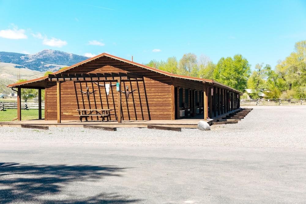 The Longhorn Ranch Lodge and RV Resort Property Grounds