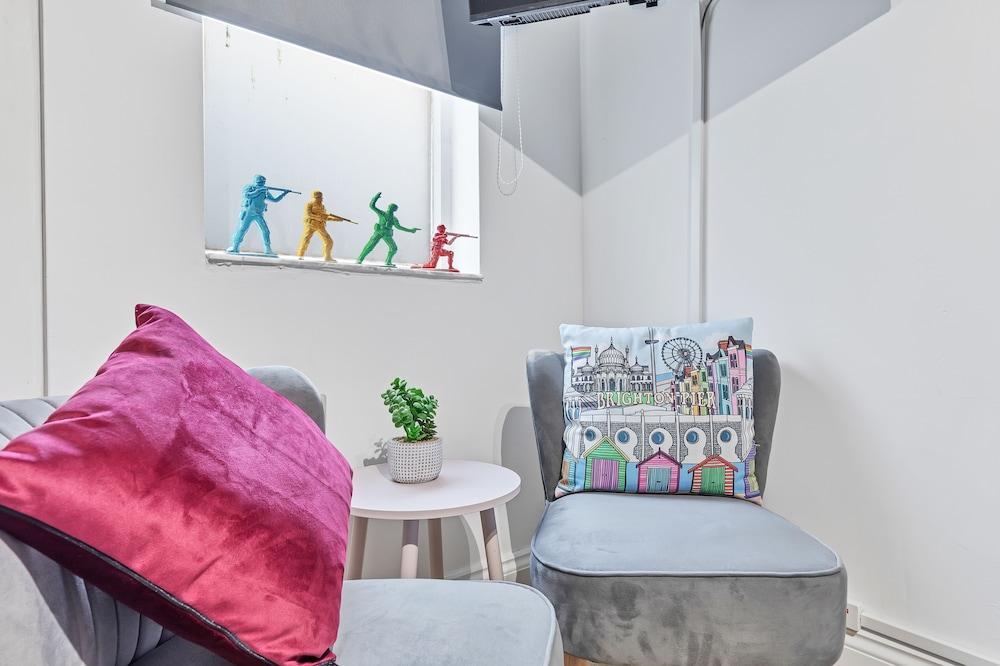 Right On : Bright On Apartment 1A | By My Getaways Living Area