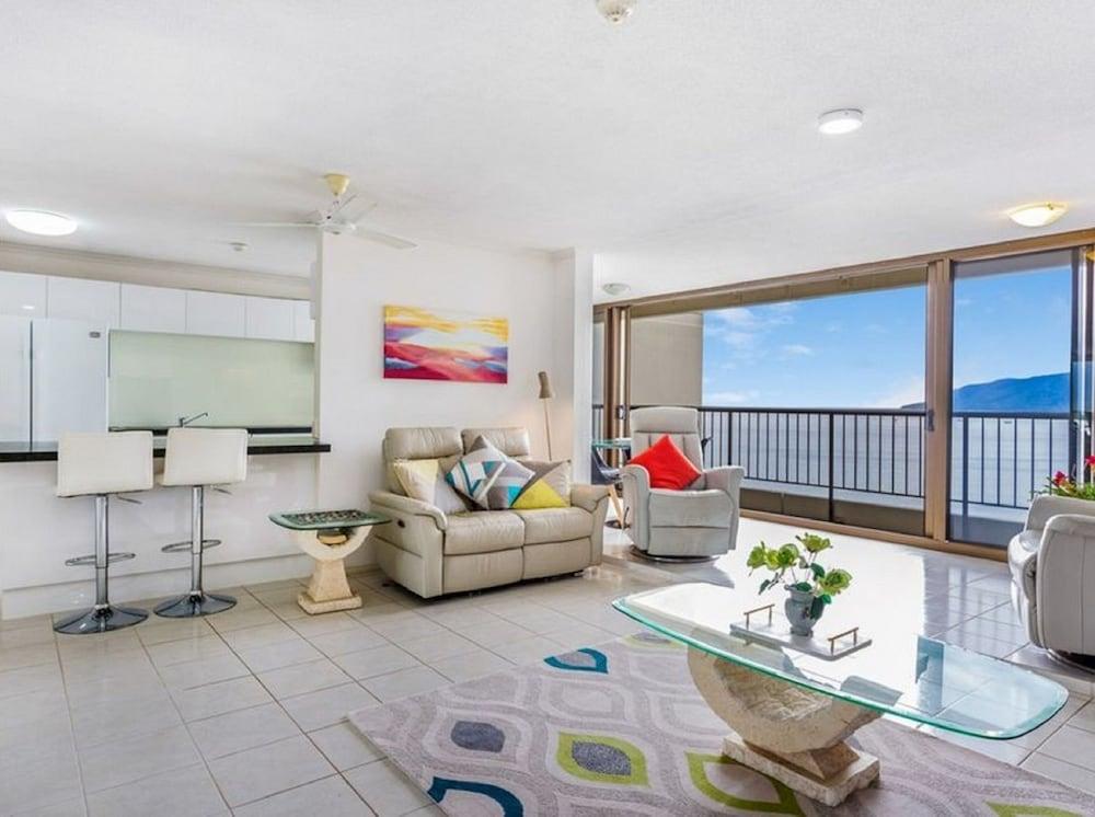 Cairns Ocean View Apartment in Aquarius Room