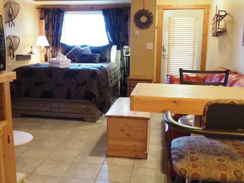 Ground Floor Cub Manor Studio Condo by Redawning Room
