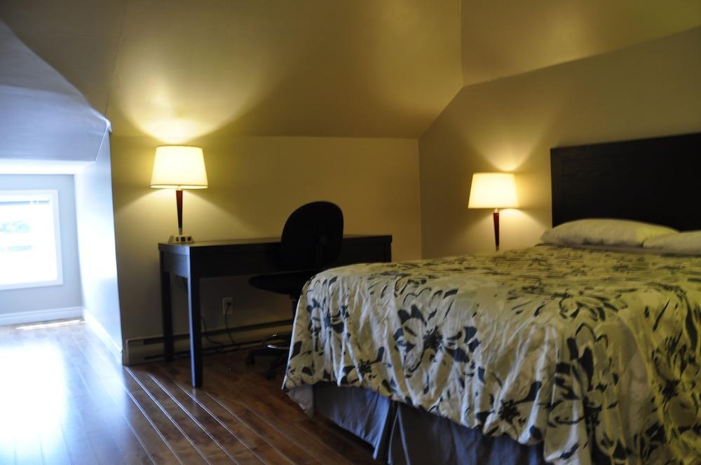 Moncton Suites - 267 Universite Ave Room