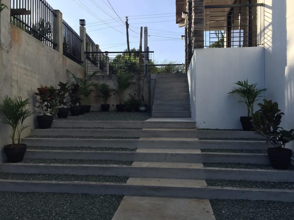 Rangya Hotel Property Grounds