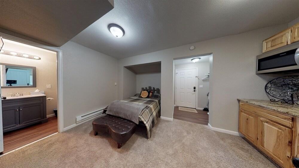 Hwy 24 Unit 2A Room