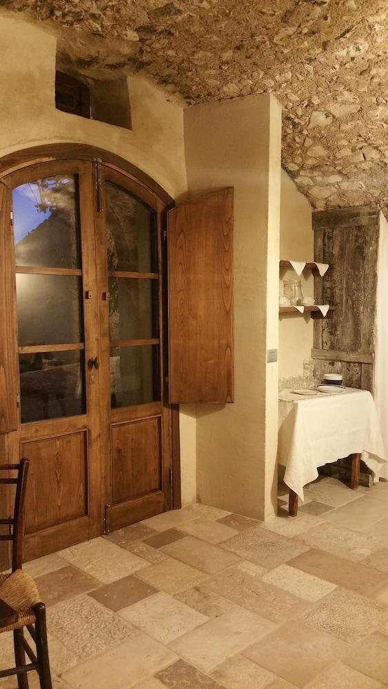 Charme in Perillis Interior Entrance