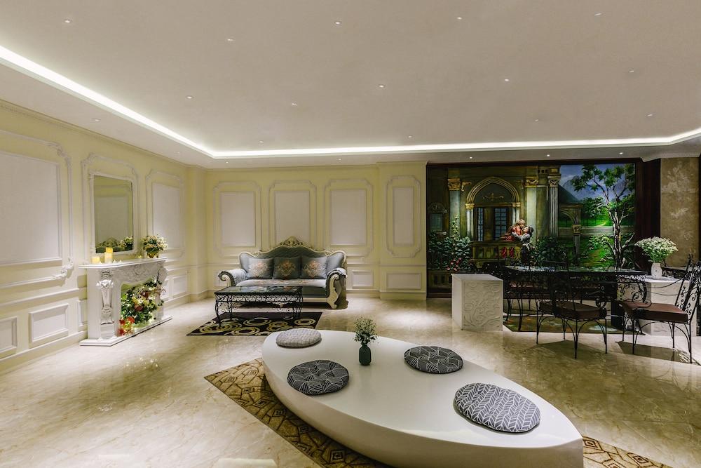 هابي لايف جراند هوتل آند سكاي بار الردهة