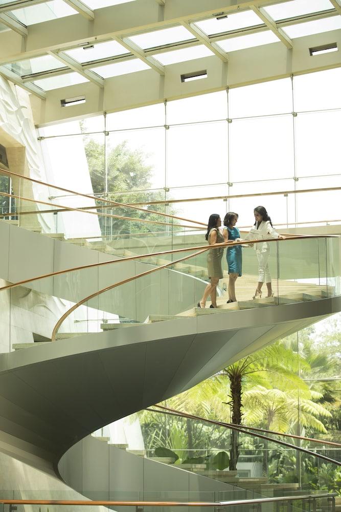 Hilton Bandung Interior Entrance