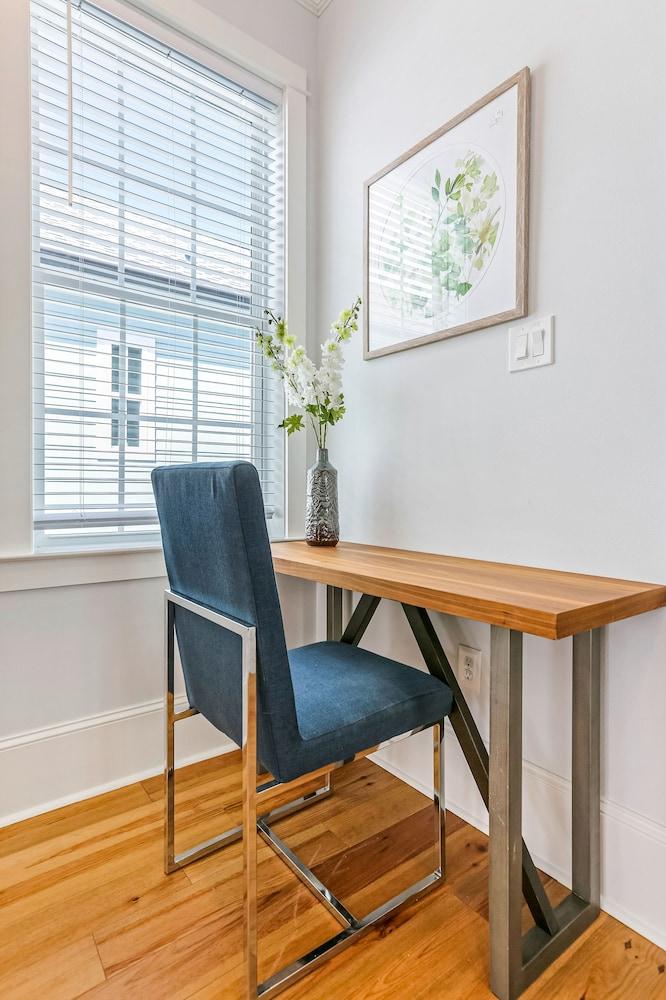 Chic 4 BR Condo - Large Pool - Perfect Location Interior Detail