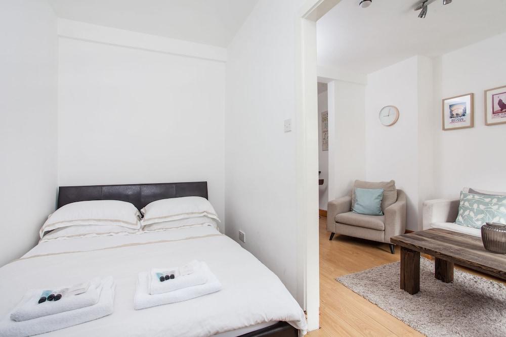 Basic Apartment for Two Amazing Location Room