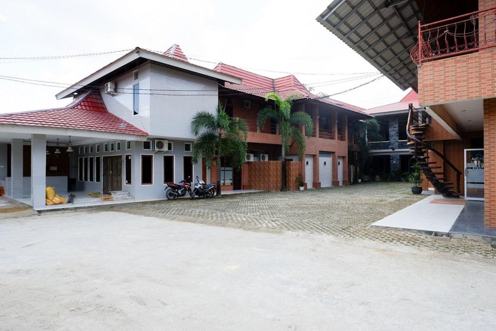 RedDoorz Plus near Haluoleo University Exterior