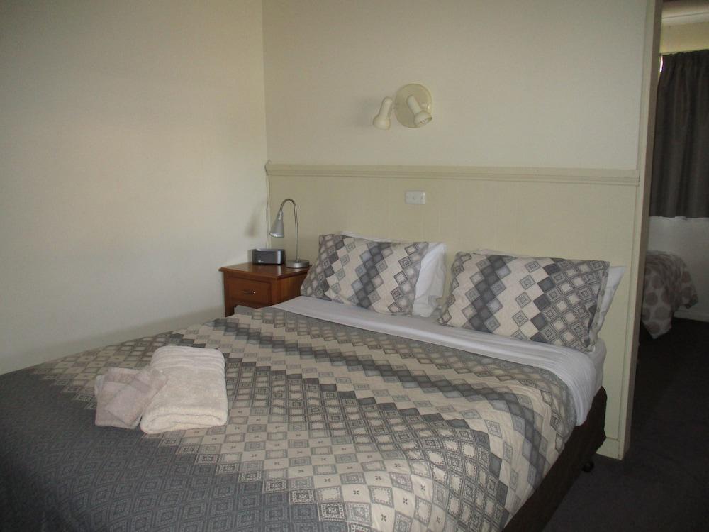 Kaniva Midway Motel Room