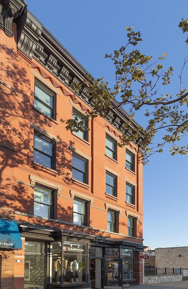 Huge Stylish 3 BR Loft Cobblestone St Next to NYC Exterior