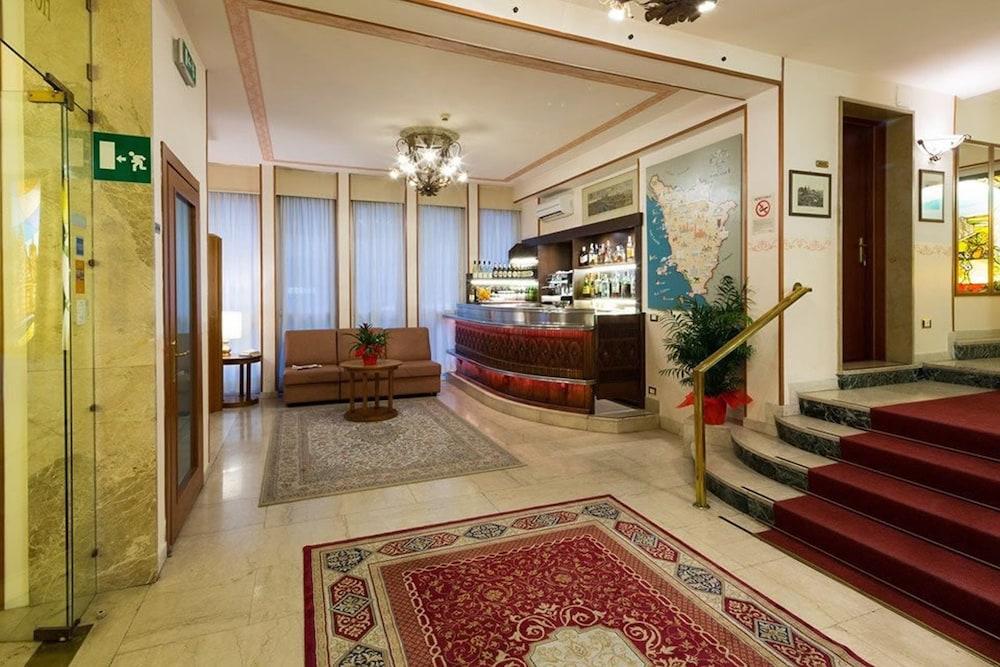 Hotel Terminus & Plaza Lobby