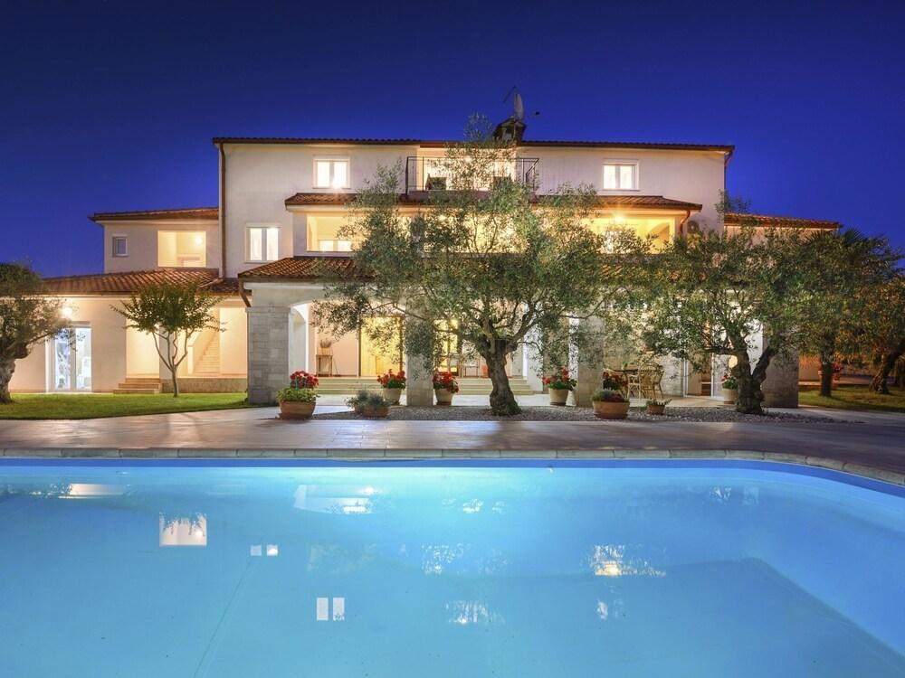Modern two Bedrooms Apartment With Shared Pool Exterior