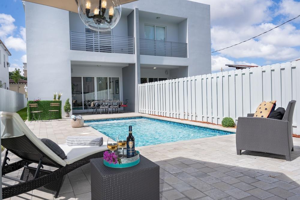 4BR Pool Townhome Duplex by Jos17