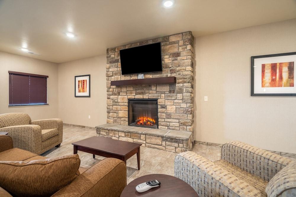 Cobblestone Inn & Suites - Kermit Lobby Sitting Area