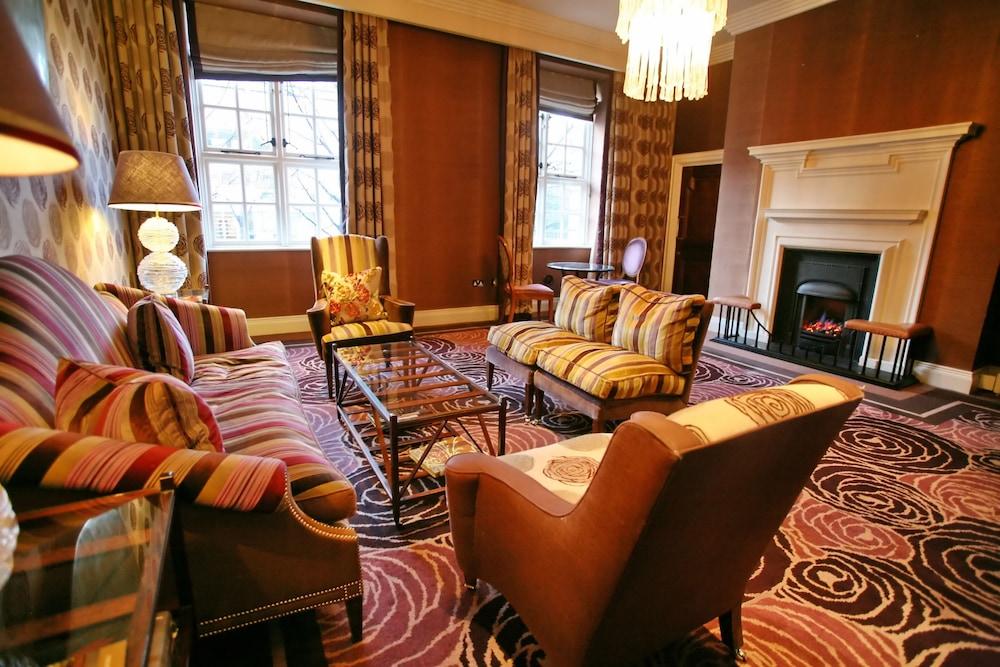 The Roseate Reading Lobby Lounge