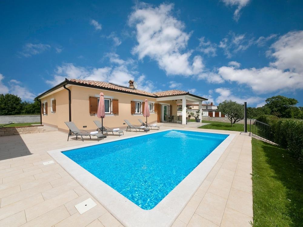 Beautiful, Detached Villa With Private Pool, Between Vineyards, Near the Beach Exterior