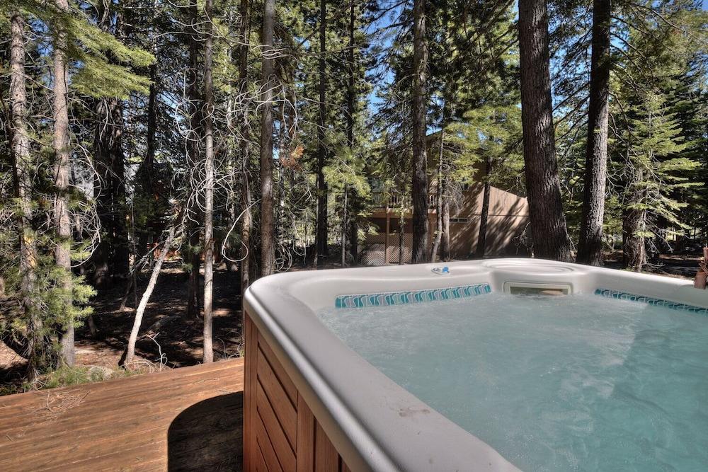 Charming Cascade Chalet Spa