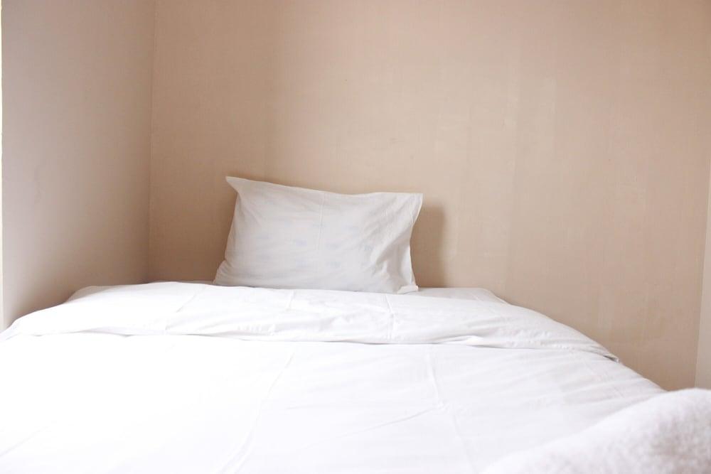 Minimalist 3BR Gateway Cicadas Ahmad Yani Apartment Room