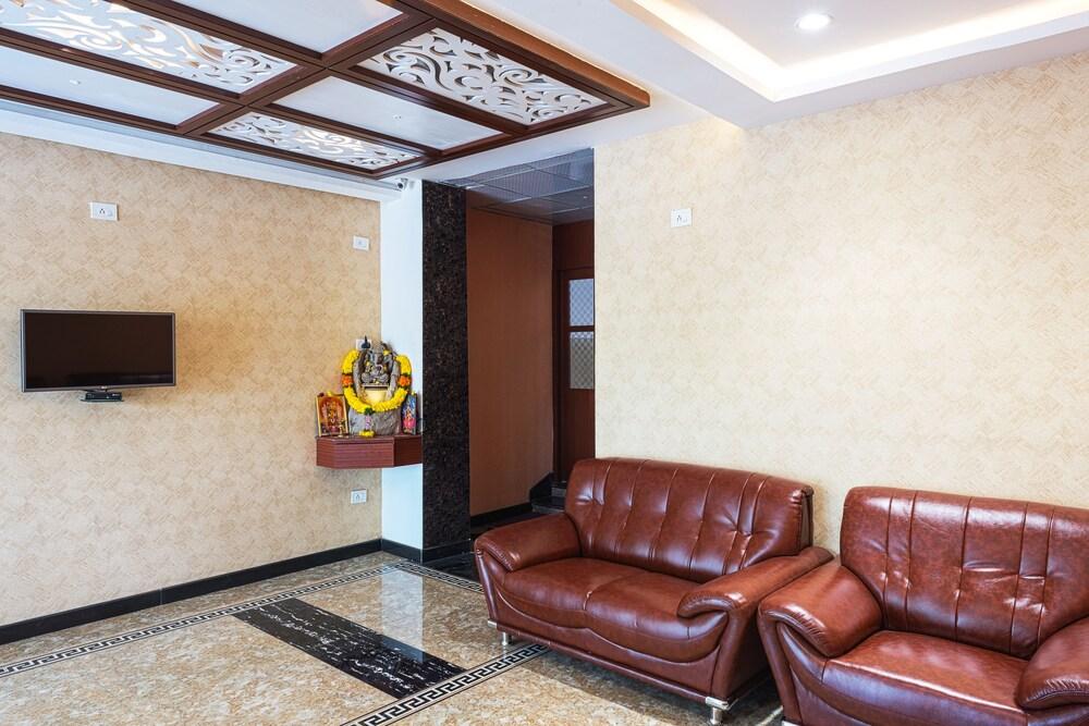 Treebo Empire Lobby Sitting Area