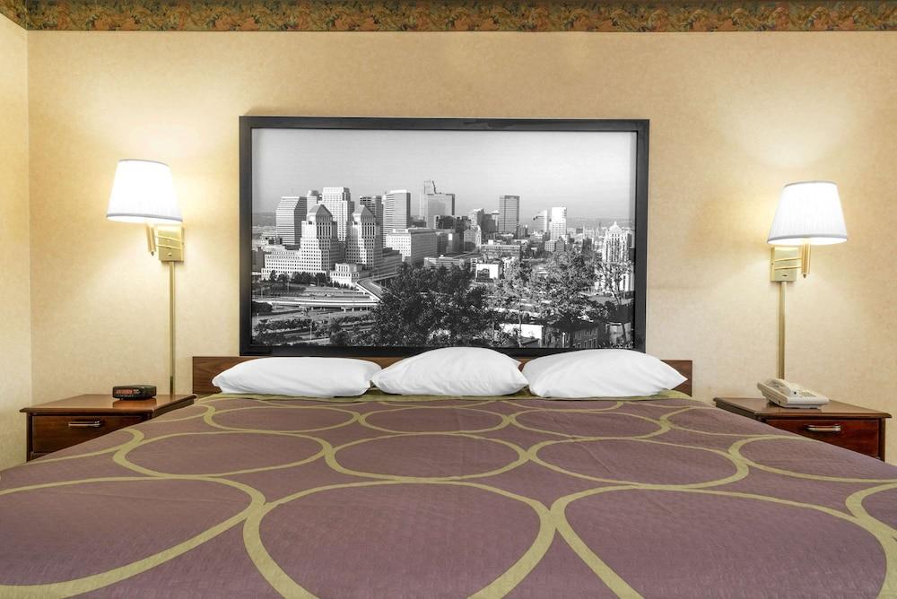 Super 8 by Wyndham Wapakoneta Room